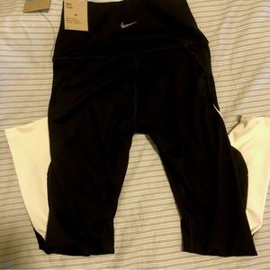 Black And White Medium Women Nike Yoga Pants NWT!!